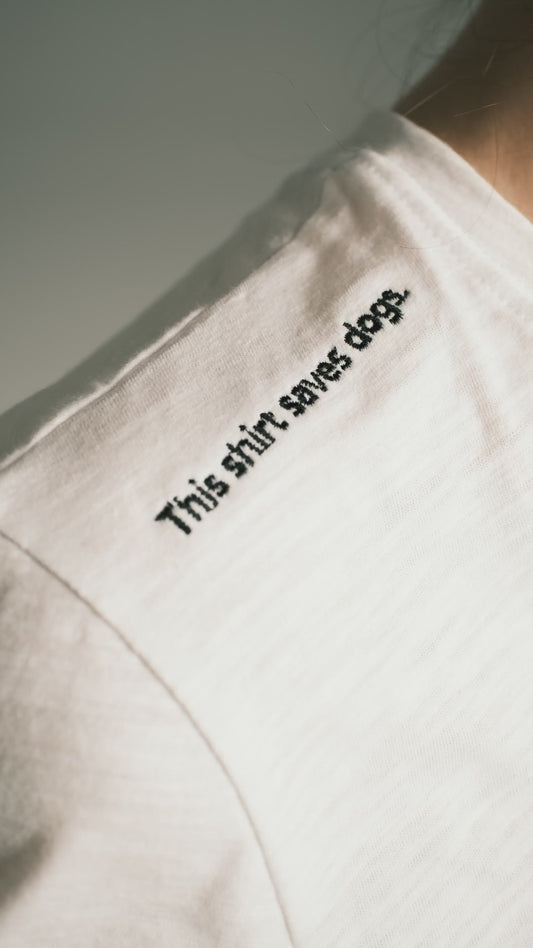 "This Shirt Saves Dogs." T-shirt - Beyaz
