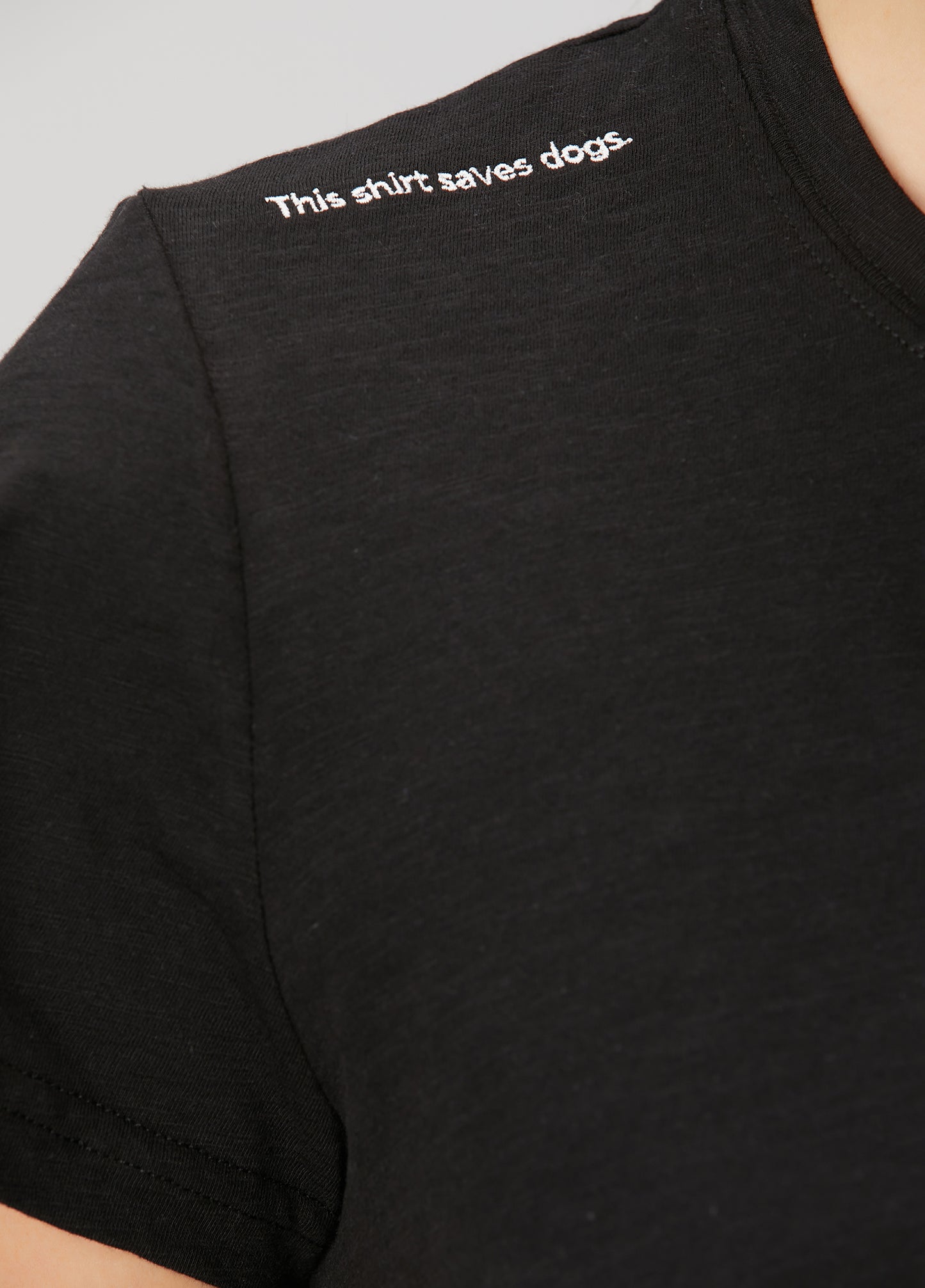 "This Shirt Saves Dogs." OVERSIZE T-shirt – Siyah