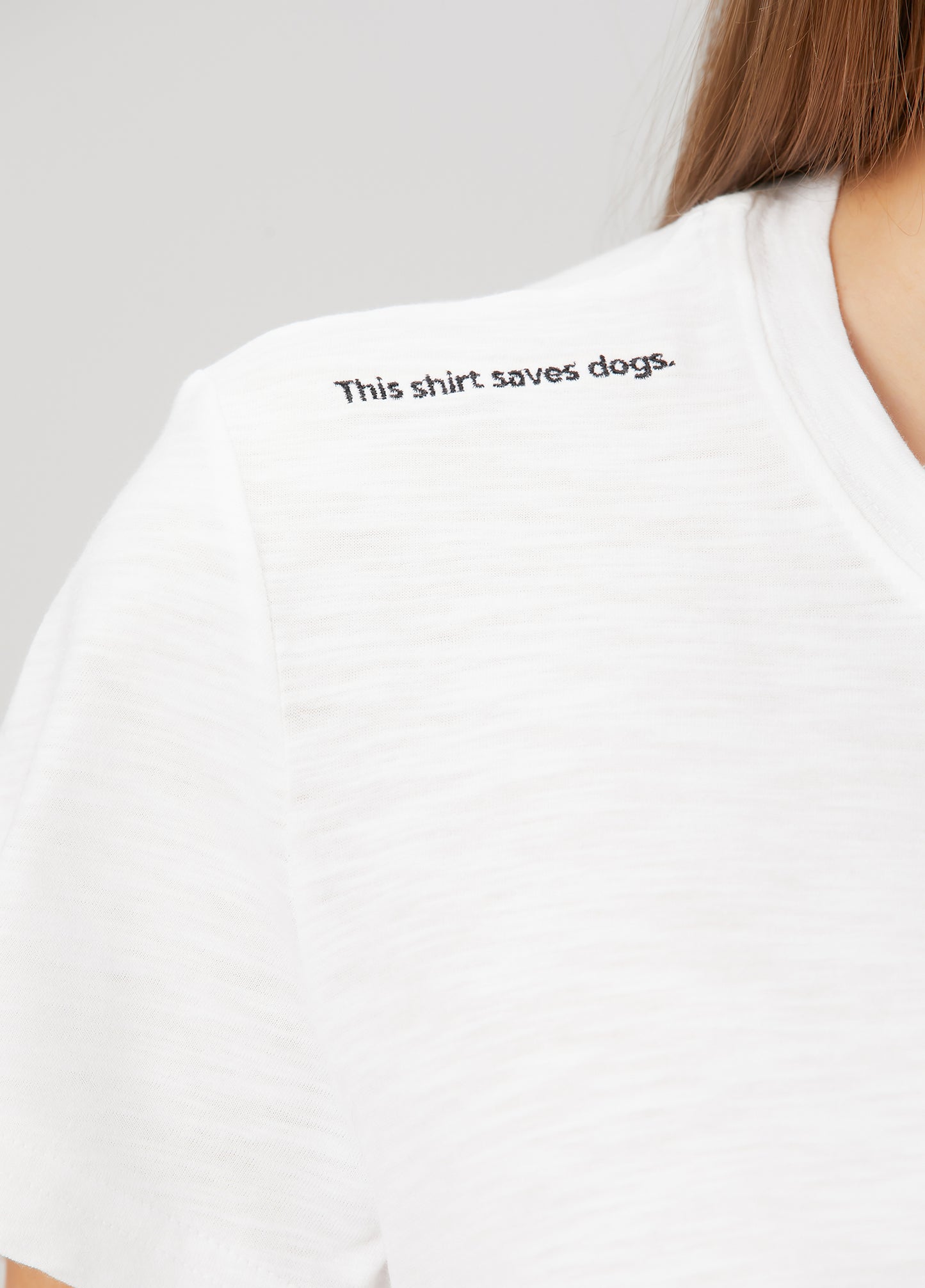 "This Shirt Saves Dogs." OVERSIZE T-shirt – Beyaz
